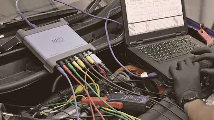 Osciloscópio automotivo em uso na oficina